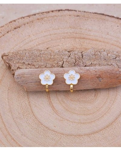 Petites boucles d'oreilles à clip pour les fillettes avec une fleur blanche, pour les grandes occasions.