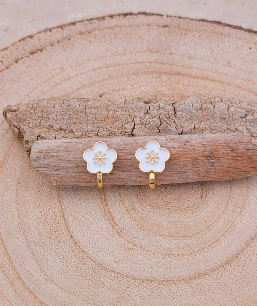 Petites boucles d'oreilles à clip pour les fillettes avec une fleur blanche, pour les grandes occasions.
