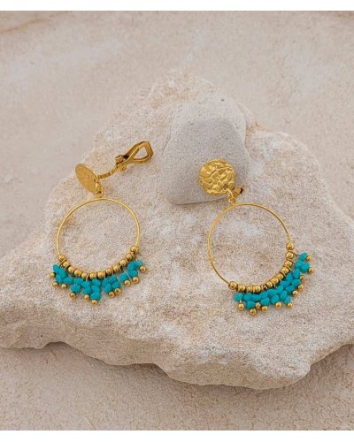 Boucles d'oreilles à clip en acier sur une créole fine et des cristaux turquoise  - L'ultra confort par Tara Pépita