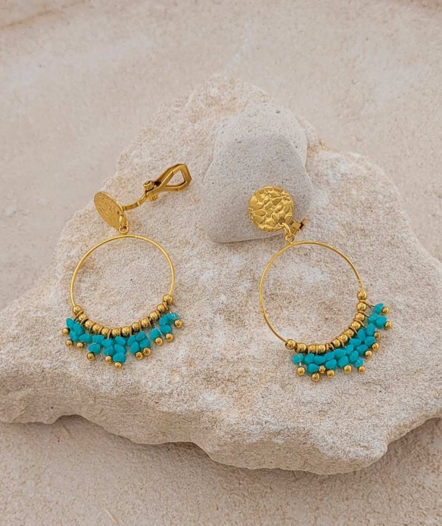 Boucles d'oreilles à clip en acier sur une créole fine et des cristaux turquoise  - L'ultra confort par Tara Pépita