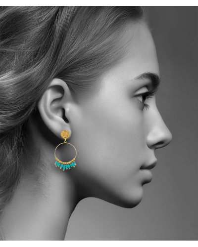 Boucles d'oreilles à clip en acier sur une créole fine et des cristaux turquoise  - L'ultra confort par Tara Pépita