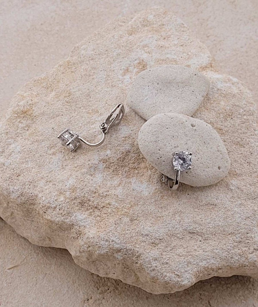 Boucles d'oreilles à clip avec solitaire  en zirconium, rhodié pour les oreilles non percées - L'ultra-confort par Tara Pépita