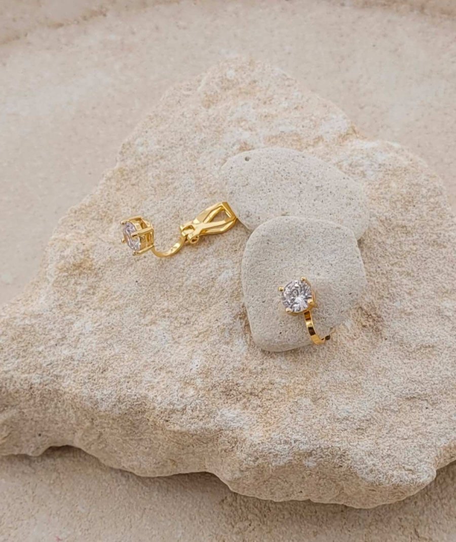 Boucles d'oreilles à clip avec solitaire  en zirconium, dorées pour les oreilles non percées - L'ultra-confort par Tara Pépita