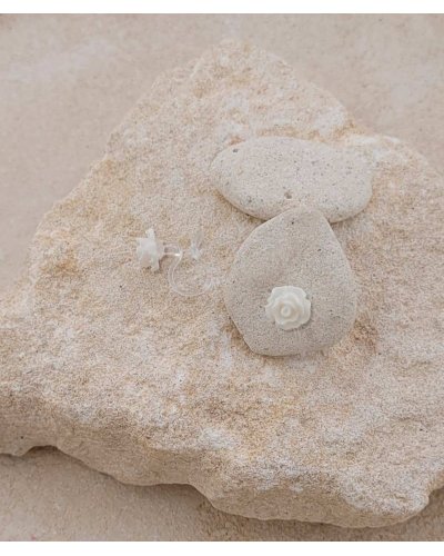 Petites puces camélia blanc à clip de 8 mm sans perçage à porter tous les jours - L'ultra confort par Tara Pépita