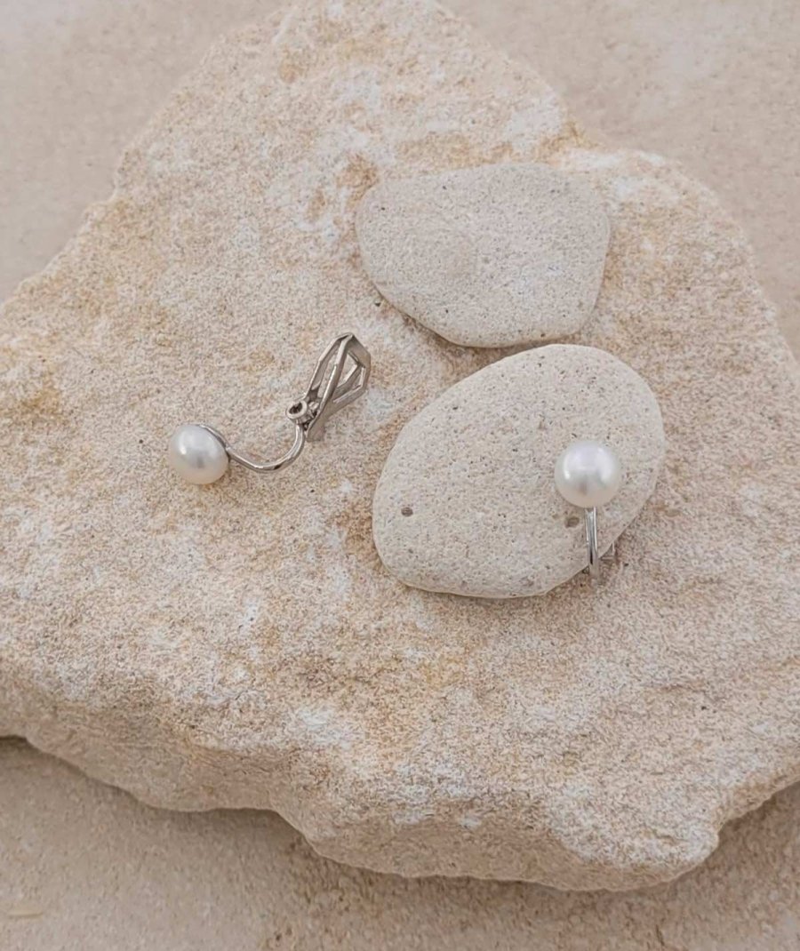 Petits clips perle blanche 6 mm monture rhodiée ultra légers - L'ultra confort par Tara Pépita