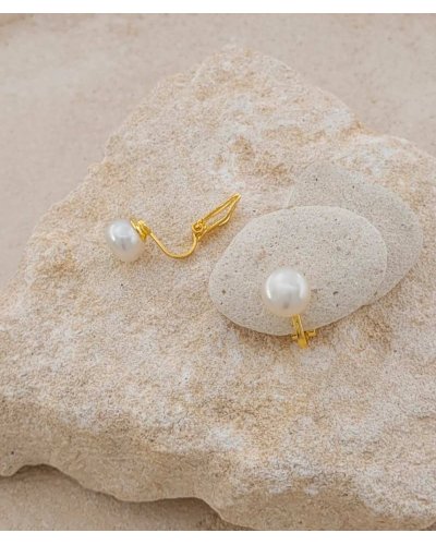 Boucles à clip perle blanche de 8 mm sur monture dorée, effet seconde peau - L'ultra confort par Tara Pépita