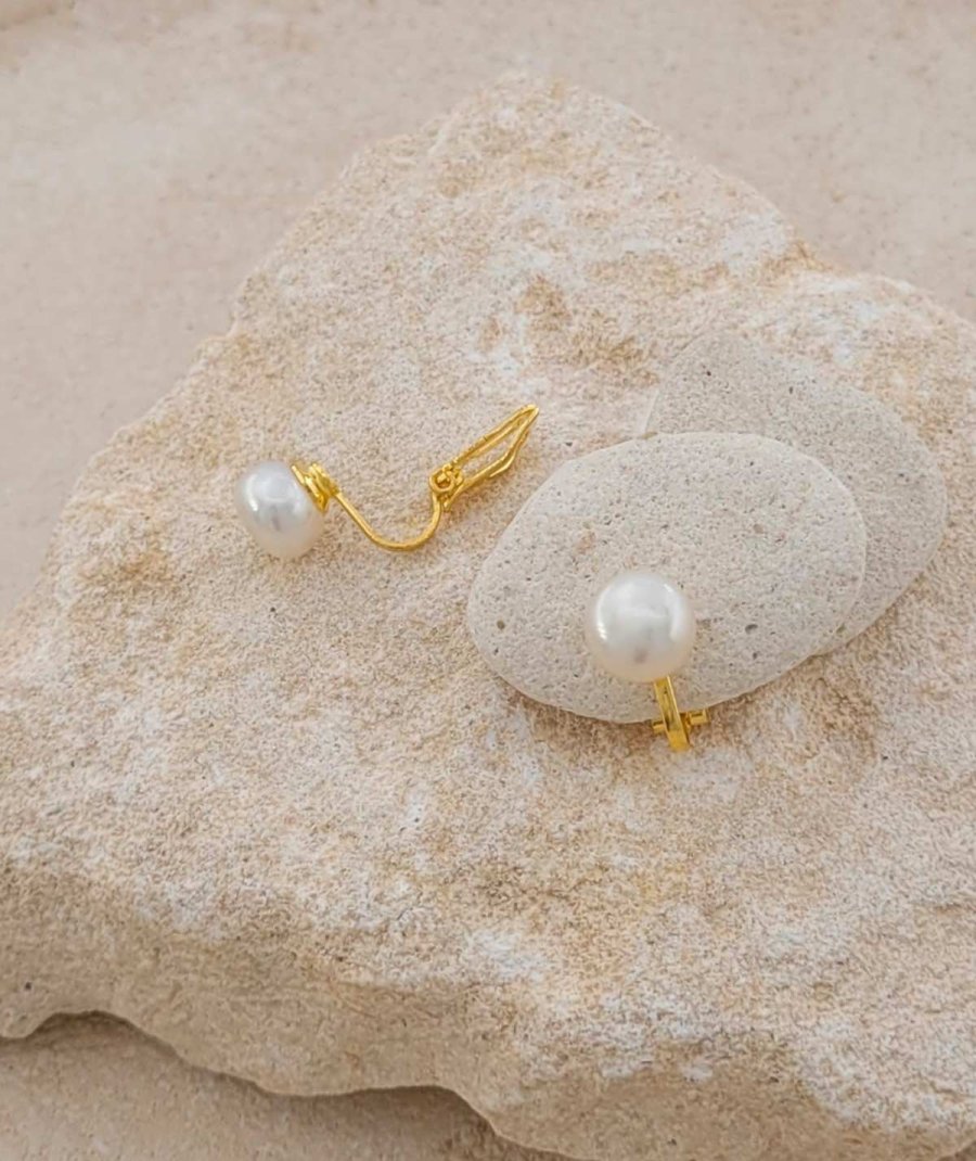 Boucles à clip perle blanche de 8 mm sur monture dorée, effet seconde peau - L'ultra confort par Tara Pépita