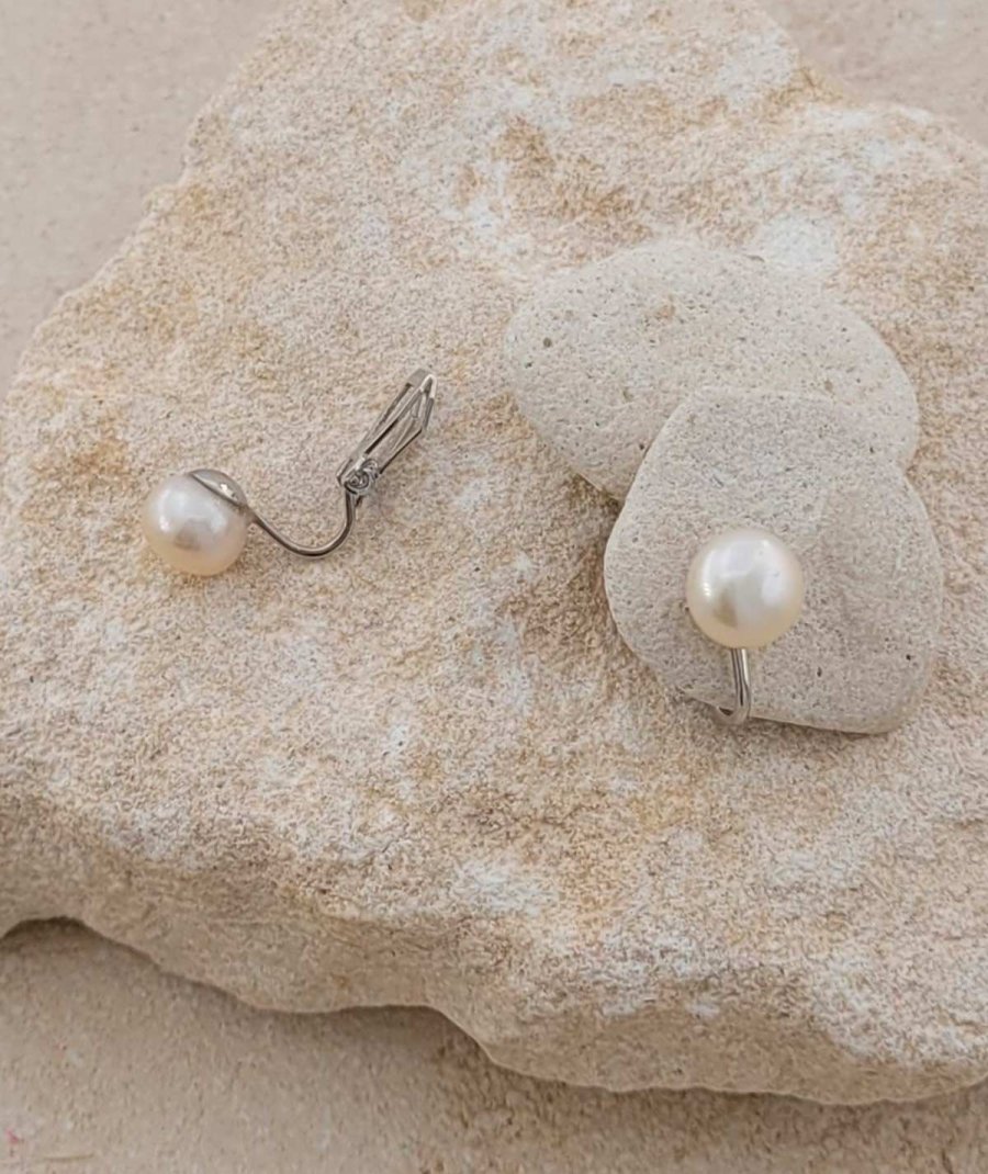 Clips perle nacrée rhodiés confortables de 8 mm pour oreilles non percées - L'ultra confort par Tara Pépita
