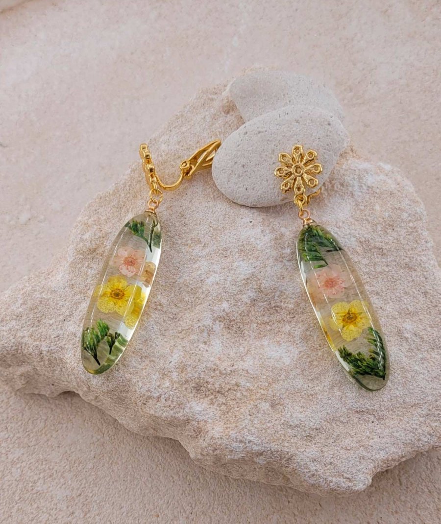 Boucles d'oreilles à clip fleurs séchées jaune et rose, originales et fraîches de taille moyenne