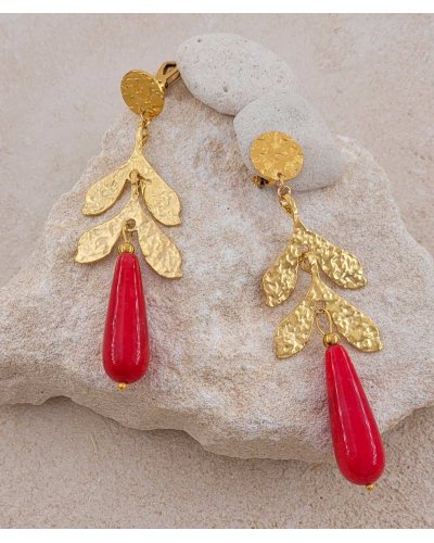 Boucles d'oreilles à clip en acier doré avec feuille et perle en jade rouge - Création Tara Pépita