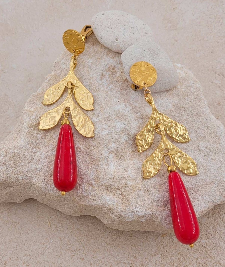 Boucles d'oreilles à clip en acier doré avec feuille et perle en jade rouge - Création Tara Pépita