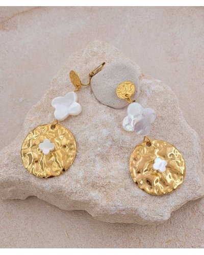 Élégantes boucles d'oreilles à clip acier doré et nacre blanche, lumineuses et faciles à assortir pour les grandes occasions