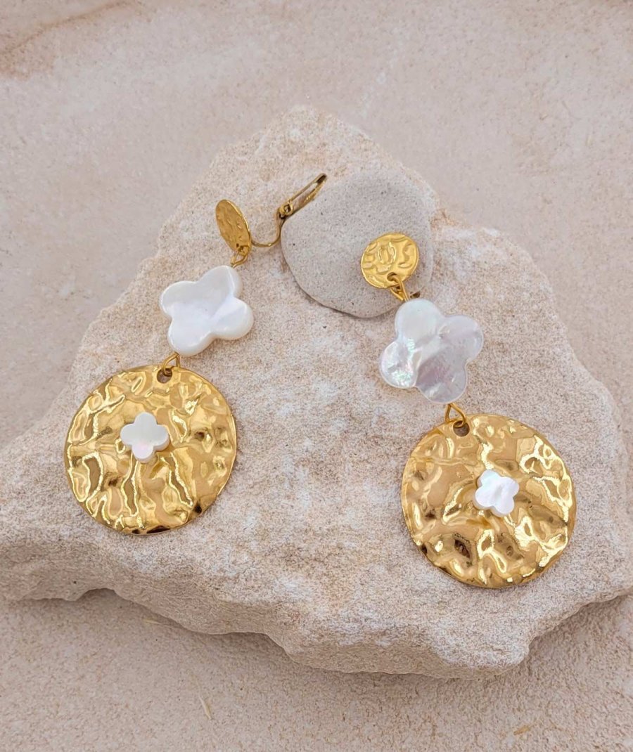 Élégantes boucles d'oreilles à clip acier doré et nacre blanche, lumineuses et faciles à assortir pour les grandes occasions