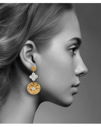 Élégantes boucles d'oreilles à clip acier doré et nacre blanche, lumineuses et faciles à assortir pour les grandes occasions
