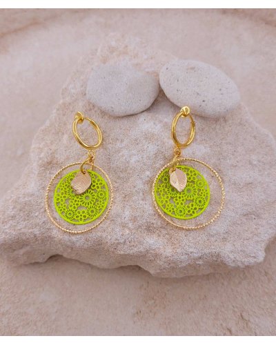 Boucles d'oreilles à clip estivales avec un anneau doré et filigrane jaune fluo - Création Tara Pépita