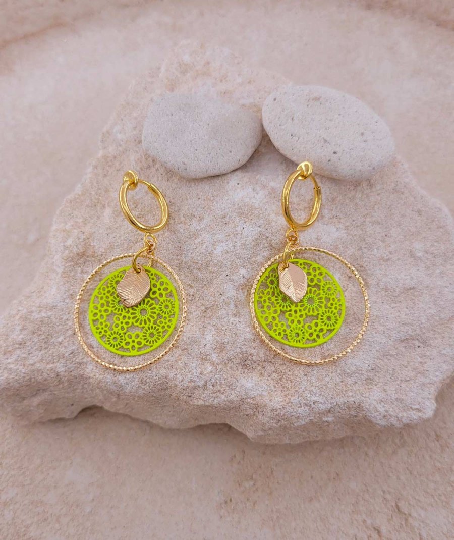 Boucles d'oreilles à clip estivales avec un anneau doré et filigrane jaune fluo - Création Tara Pépita