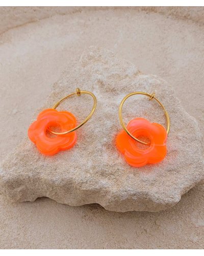 Créoles clip acier doré charms estivales avec une fleur couleur corail fluo pour un effet vacances