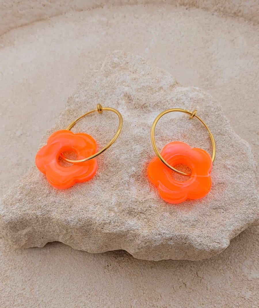 Créoles clip acier doré charms estivales avec une fleur couleur corail fluo pour un effet vacances