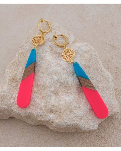 Boucles d'oreilles à clip en bois et résine rose vif et bleu - Création Tara Pépita