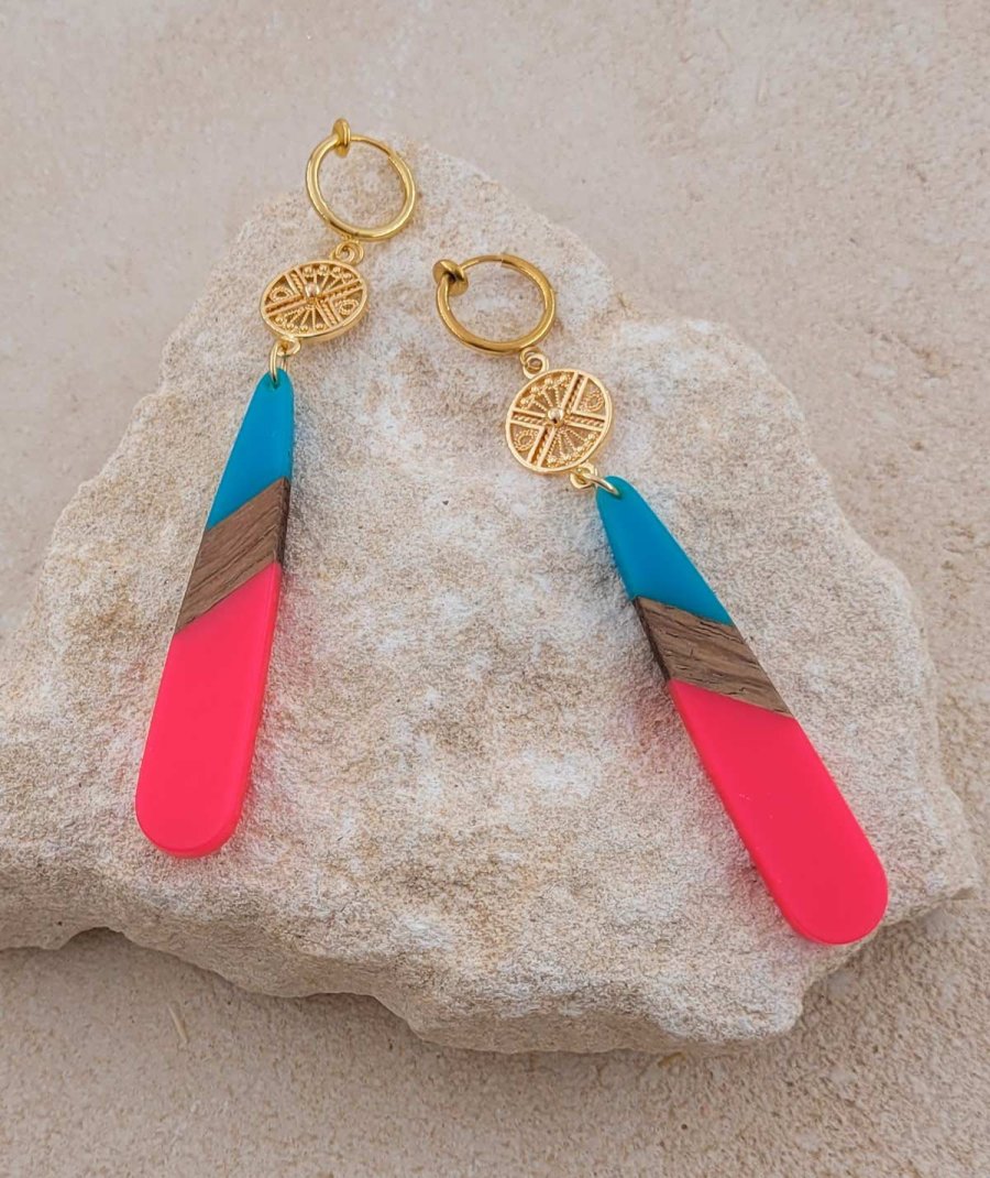 Boucles d'oreilles à clip en bois et résine rose vif et bleu - Création Tara Pépita