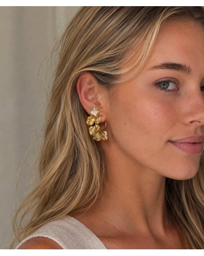 Créoles à clip fleurs 3D dorées originales pour les oreilles non percées – L'ultra-confort par Tara Pépita