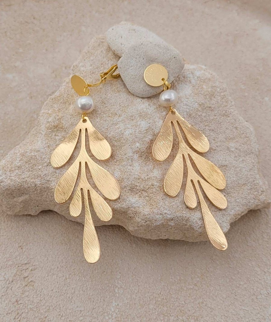 Longues boucles d'oreilles à clip feuille dorée et perle blanche nacrée