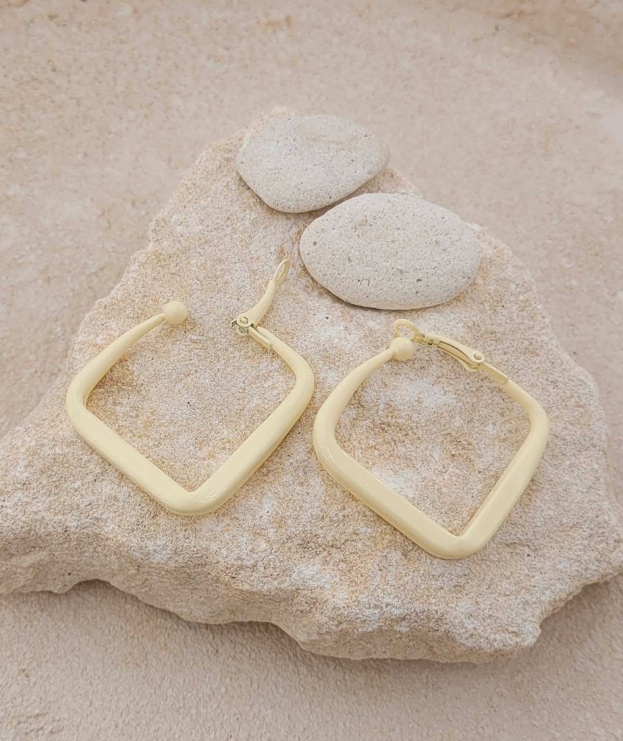 Créoles à clip carrées laquées jaune paille 4 cm pour oreilles non percées