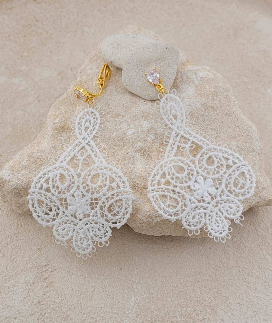 Boucles d'oreilles à clip en dentelle blanche mariage - Création Tara pépita