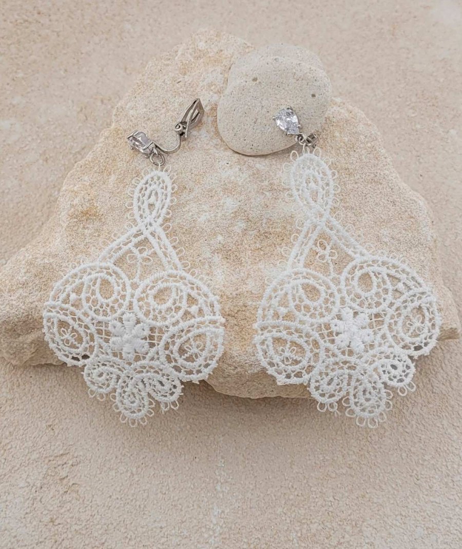 Boucles d'oreilles à clip dentelle blanche rhodiées