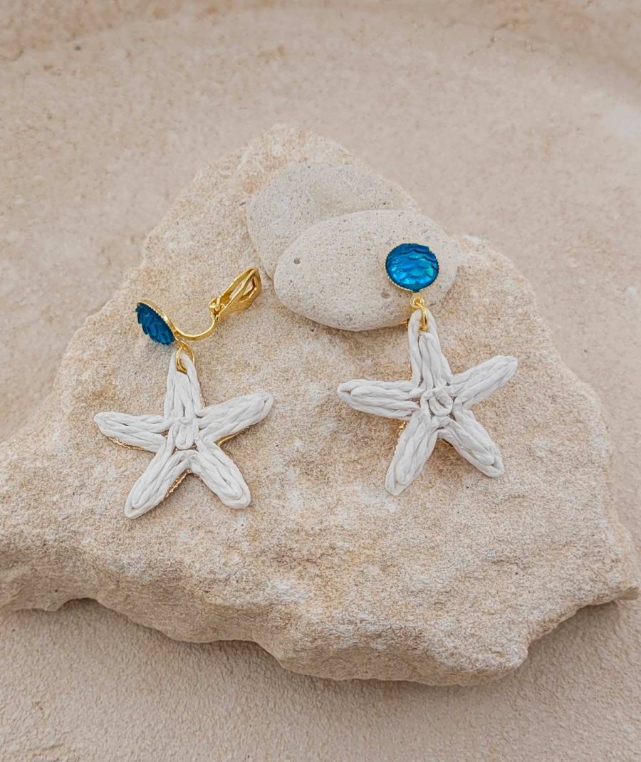 Petites boucles d'oreilles à clip en raphia étoile de mer pour l'été