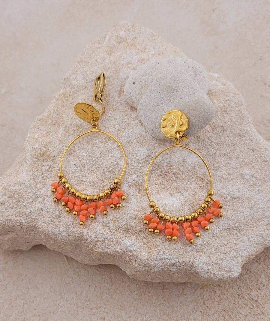 Boucles d'oreilles à clip en acier doré et pampilles cristal corail - L'ultra-confort par Tara Pépita
