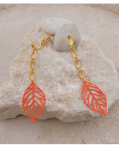 Boucles d'oreilles à clip légères et pendantes feuille orange - L'ultra confort par Tara Pépita