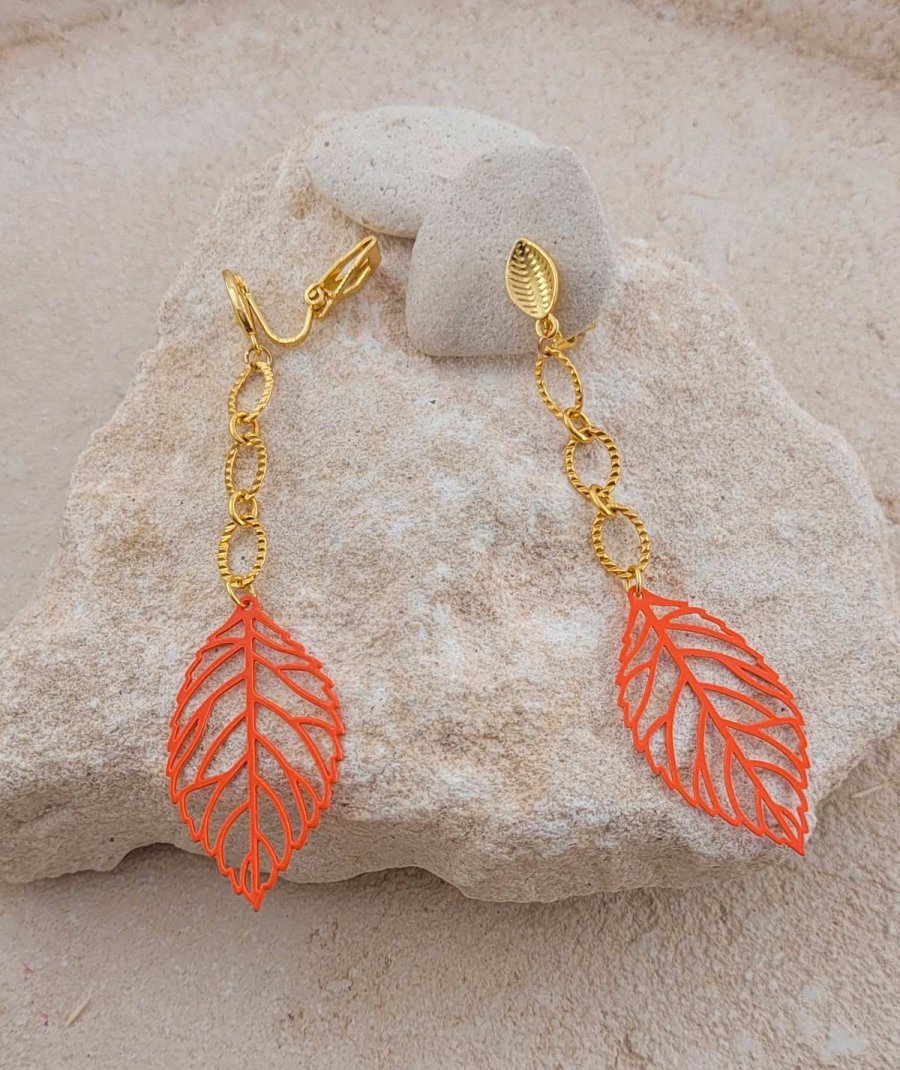 Boucles d'oreilles à clip légères et pendantes feuille orange - L'ultra confort par Tara Pépita