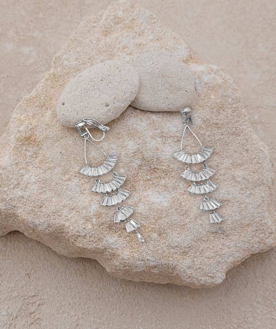 Boucles oreilles à clip pendantes en zirconium forme éventail - Création Tara Pépita