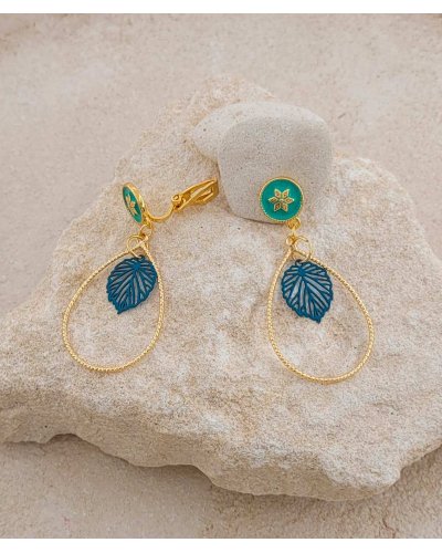 Boucles d'oreilles à clip avec une goutte torsadées dorée et une feuille laquée vert canard - L'ultra-confort par Tara Pépita