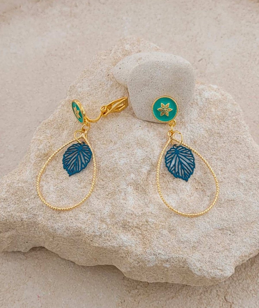 Boucles d'oreilles à clip avec une goutte torsadées dorée et une feuille laquée vert canard - L'ultra-confort par Tara Pépita