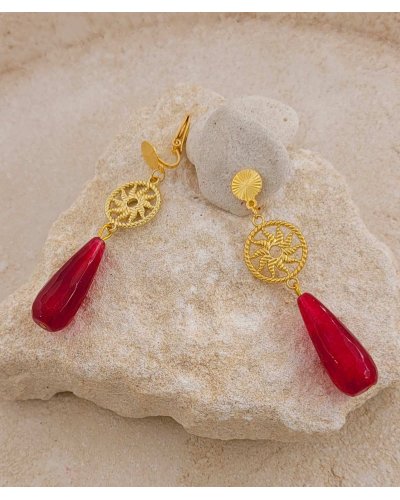 Boucles d'oreilles à clip avec un filigrane doré et une pierre en Jade framboise - Création Tara Pépita