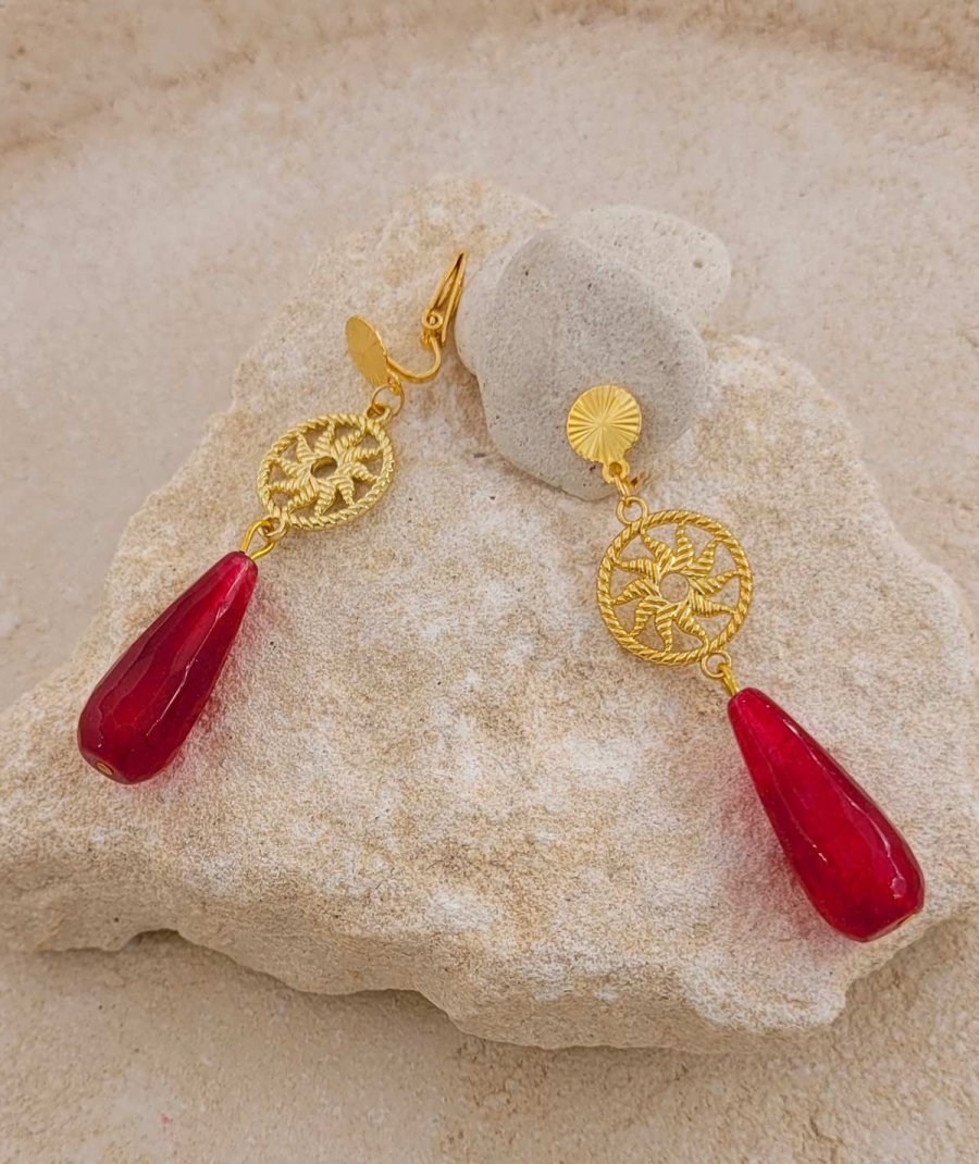 Boucles d'oreilles à clip avec un filigrane doré et une pierre en Jade framboise - Création Tara Pépita