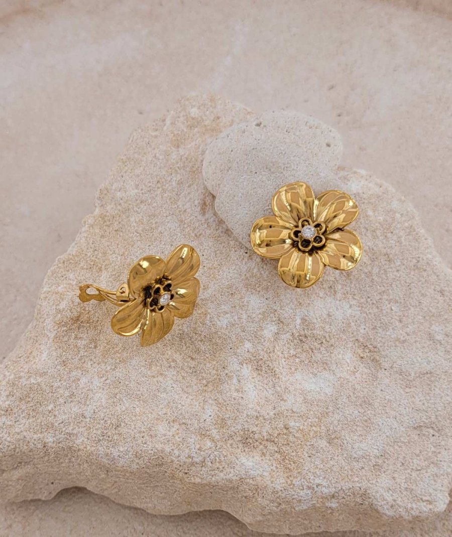 Clips d'oreilles acier doré fleur et strass -  - L'ultra-confort par Tara Pépita