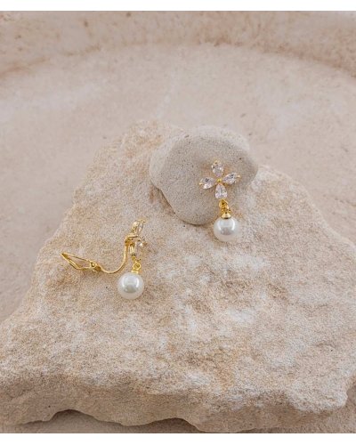 Petites boucles d'oreilles à clip pendantes dorées zirconium et perle - Collection Clips précieux