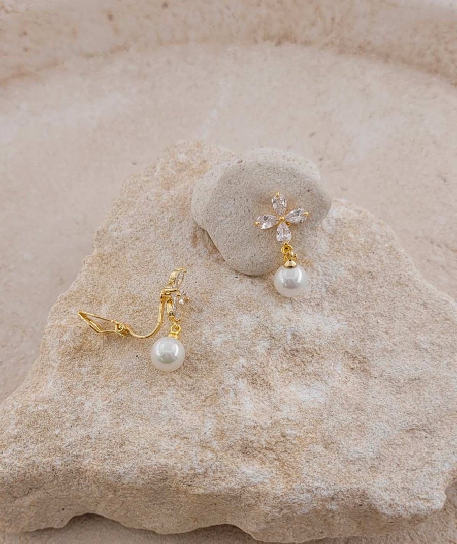 Petites boucles d'oreilles à clip pendantes dorées zirconium et perle - Collection Clips précieux