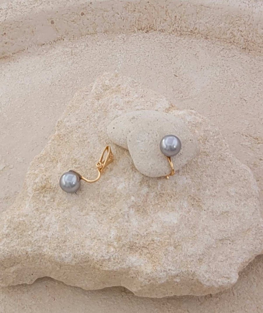 Boucles oreilles clip plaqué or perle grise nacrée 8 mm - L'ultra-confort par Tara Pépita
