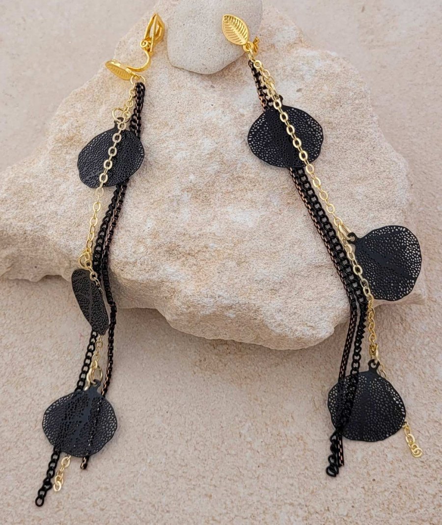 Très longues boucles oreilles à clip pendantes feuilles et chaines noires et dorées, légères.